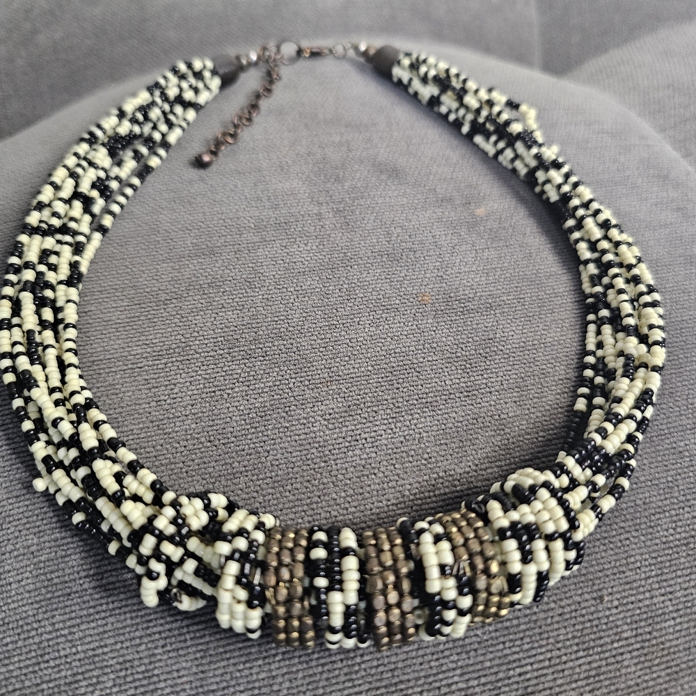 Elegant Beaded Necklace in Black and Cream
